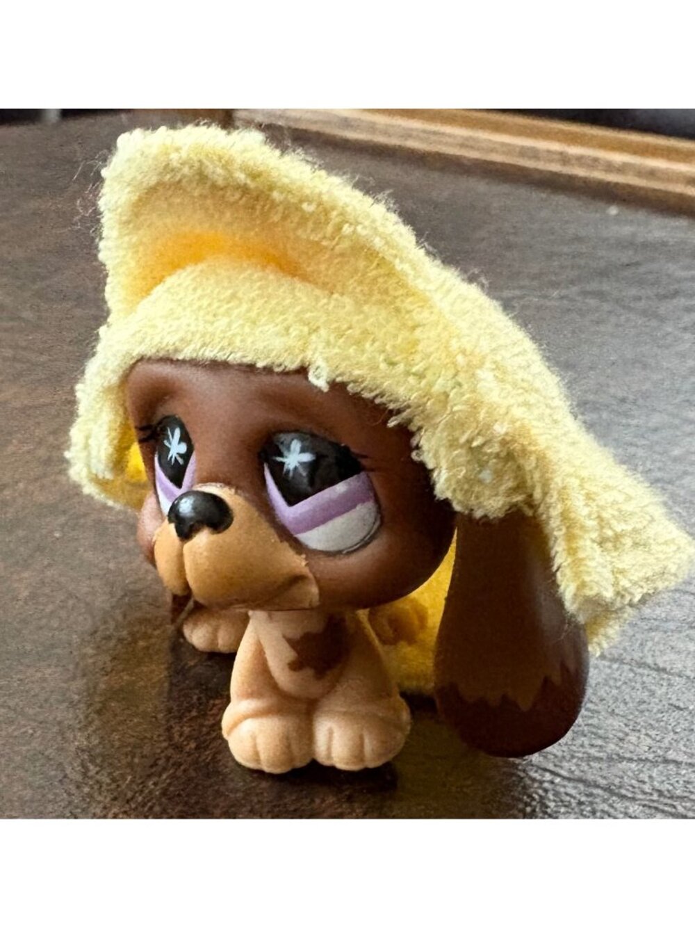 Littlest Pet Shop LPS #665 Brown Basset Hound Dog W/Yellow Towel Purple Eyes